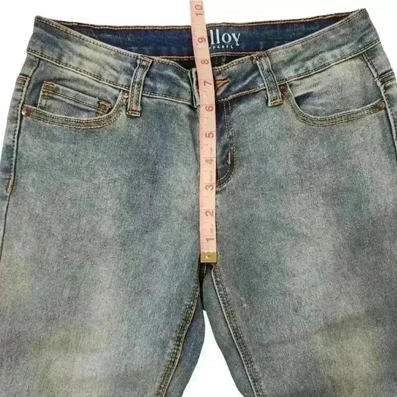 Alloy Apparel London Low Rise Light Wash Skinny Stretch Denim Jeans - Picture 4 of 10